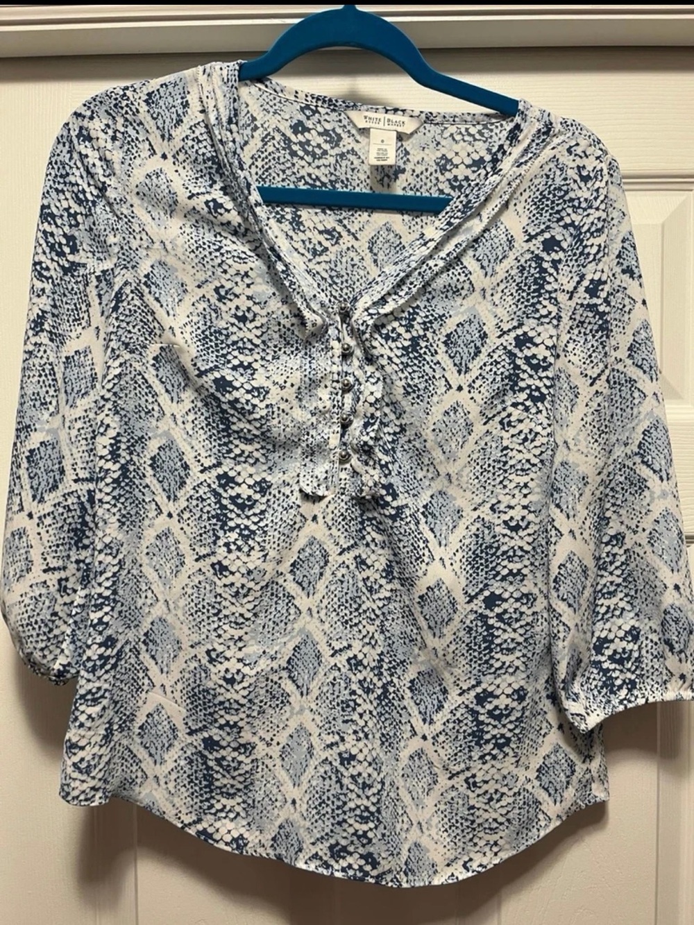 White House Black Market Flowy Snakeskin Print Blouse Blue and White Size 0